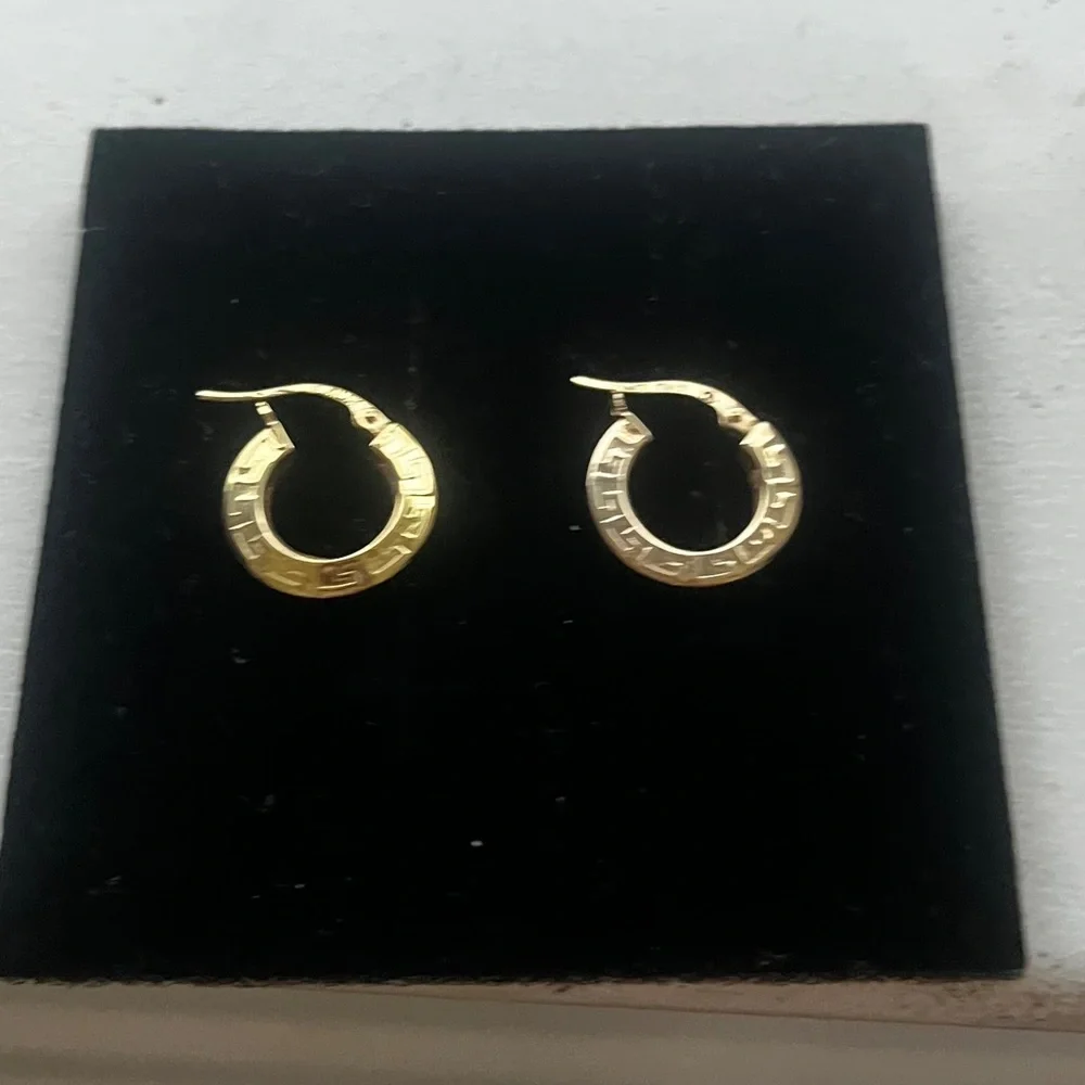 NWT 18k gold hoop snap closure earrings - Picture 15 of 17